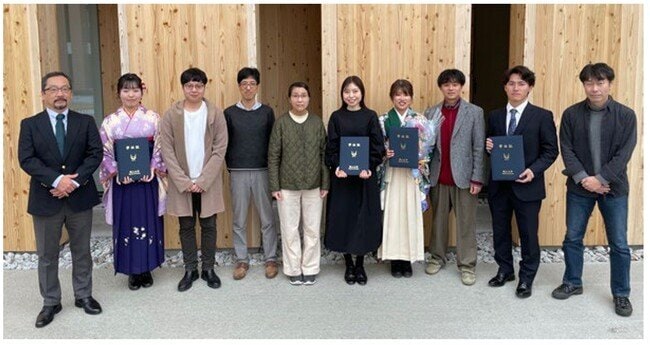 本研究に携わった徳光教授（左端）および石川教授（右端）の研究チームメンバー