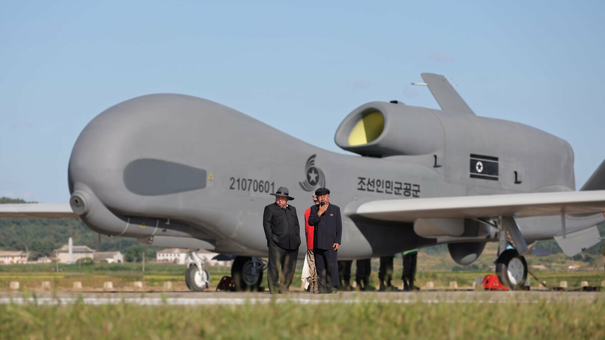 金正恩総書記が無人機の性能試験を視察…機体の前にたたずむ姿など写真