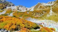 凍っていた石段で滑ったか　紅葉最盛期の北アルプス涸沢で67歳女性が転倒　長野県警ヘリが救助　手首を骨折する重傷　テント泊中に移動