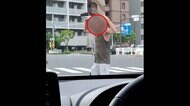 【独自】“迷惑外国人”車の窓にパンチ！道路のど真ん中で中指立てファイティングポーズ　被害者「気持ちがわからない」　東京・浅草
