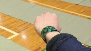 県警「全集中で交通事故を断ち切れ」…“鬼滅の刃”取り入れ交通安全呼びかけ あの柄の反射材に児童ら歓喜