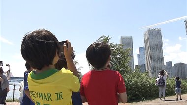 【動画】「空の下で思いが一つに」 報道カメラマンが捉えたブルーインパルス飛行