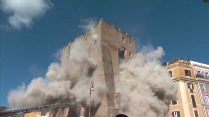 中世の「塔」が修復中に突然崩落　消防が救出作業中に2度目の崩落　2人死傷…人気の観光地「コロッセオ」近く　イタリア