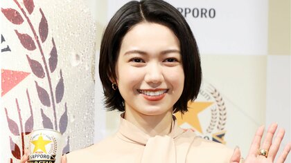 二階堂ふみ ヌーディーカラーでエレガントな装い…「二階堂さんはグイグイ系」玉木宏が飲みっぷりを絶賛！