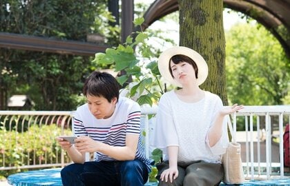 約9割の独身男女が「デート中にスマホ見る」…嫌な気持ちになるのは3割　男女比較でも特徴があった