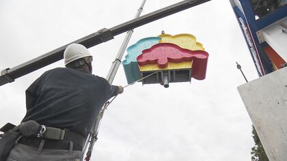 観光客にもおなじみの”ブルーシール”本店建て替え工事で撤去されていた巨大アイスが復活