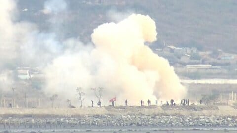 北朝鮮側で爆発相次ぐ　スタバの先1.5kmに大砲が