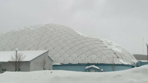 “台風並み”猛吹雪で停電も…北海道で記録的大雪　電柱根元から折れる　車が雪道でスピンする瞬間も　今夜から気温急降下