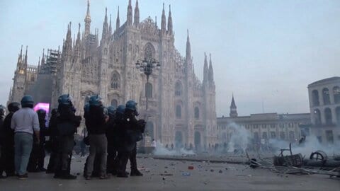 フランスに続きイタリアでもデモ　ミラノやトリノで覆面姿の参加者らが警察と衝突