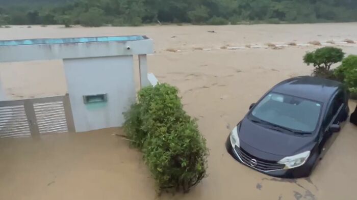 川が氾濫し住宅が浸水 国頭村役場提供