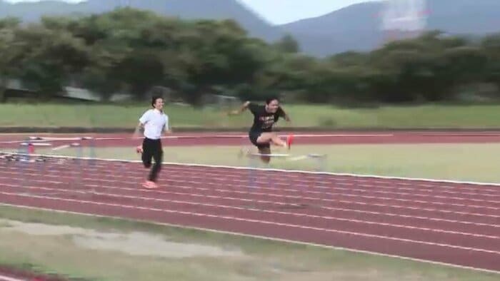 陸上競技の経験がある記者(左)と対決