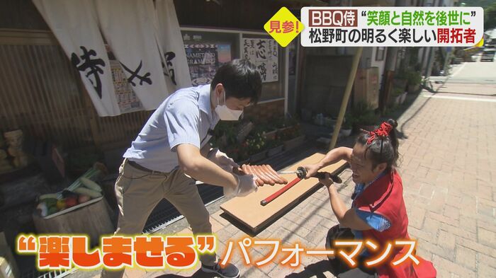 刀型の串にソーセージを刺していく正本キャスター