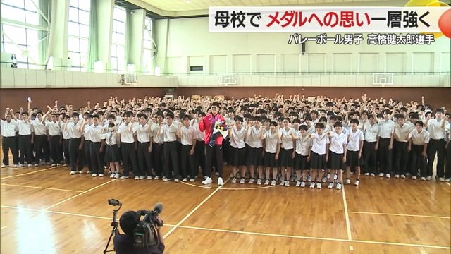 壮行会で大勢の後輩に囲まれる高橋選手