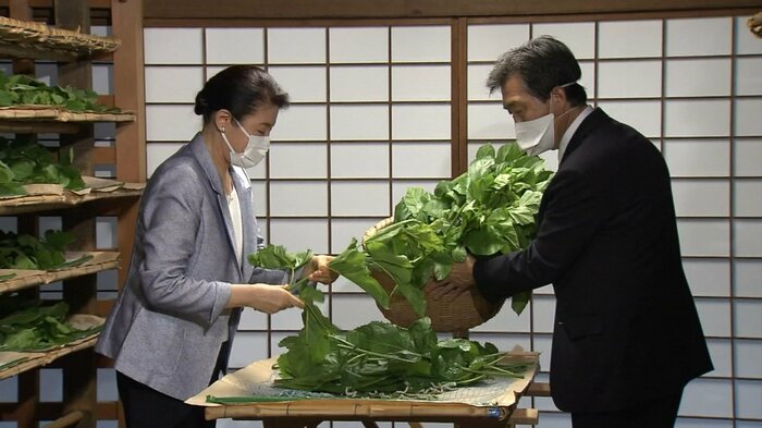 ジャケット姿の皇后さまは、まず、お一人で「ご給桑」に臨まれた(30日)