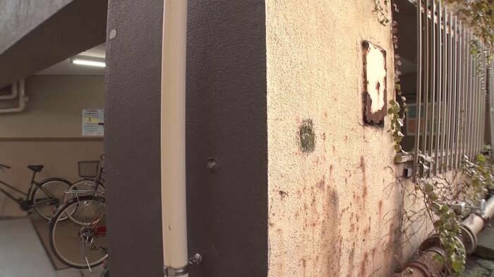 左側の1面が修繕済、右側の1面が未修繕。違いがはっきりと分かる。