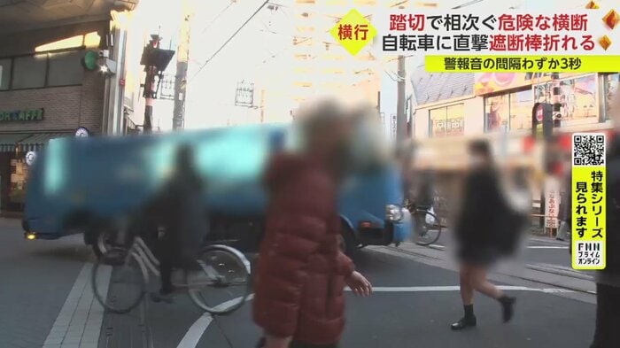 踏切が開き、線路内に進入していくごみ収集車