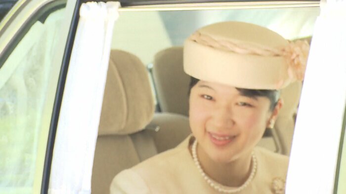 愛子さまも淡いサーモンピンクの装いで挨拶に向かわれた