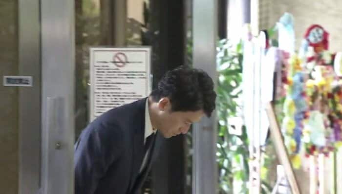 「最後の登庁」玄関で一礼する斎藤知事