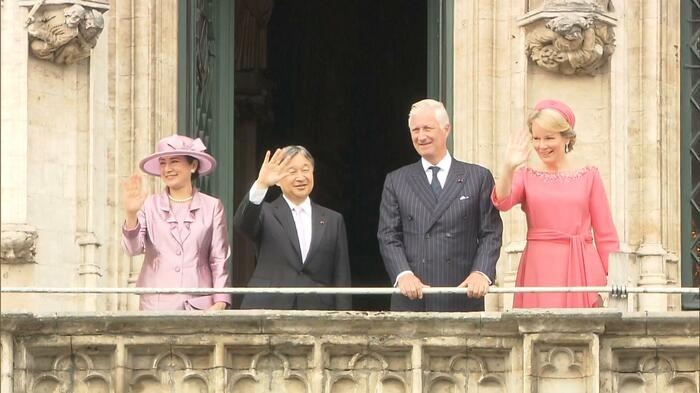 6月23日 市庁舎のバルコニーでフィリップ国王夫妻と（ベルギー・ブリュッセル）
