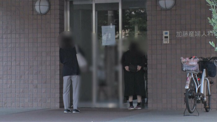 医院の前で困惑する人々