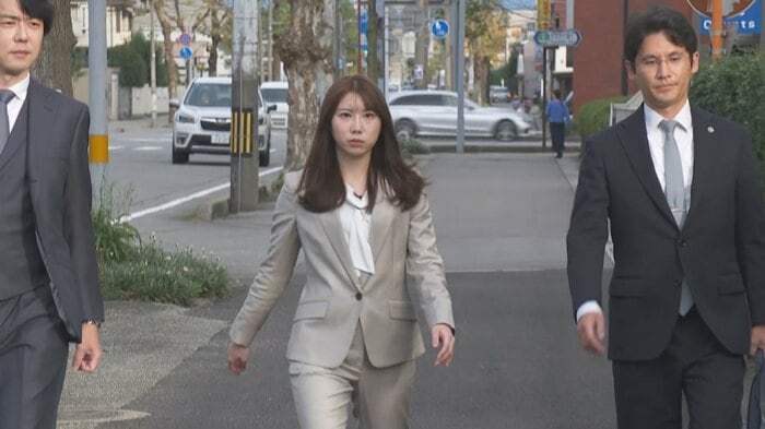 富山地方裁判所へと入る福山さん(21日)