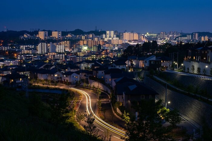写真撮影では、車の“光跡”を狙うのもお勧め