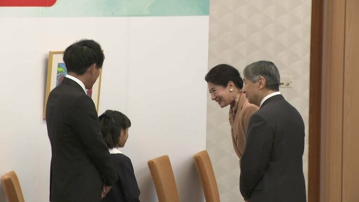 志摩市で小中学生と懇談される両陛下