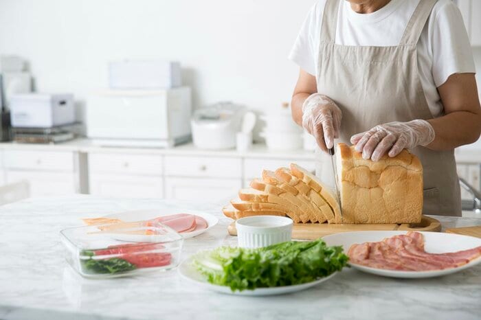 手指に傷がある場合は、食中毒予防に手袋などが必須