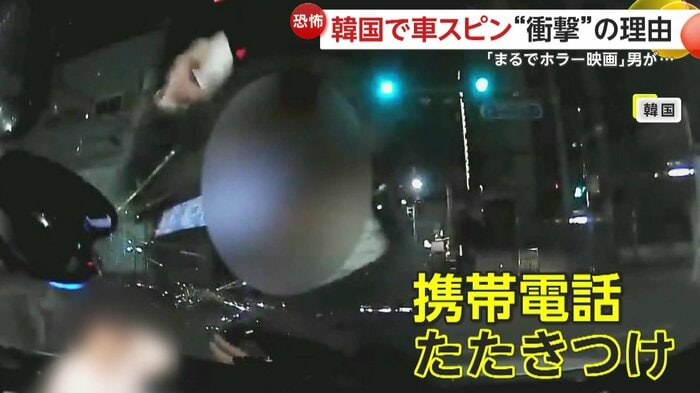 スマホをガラスにたたきつける男（映像提供：ハン・ムンチョルTV）