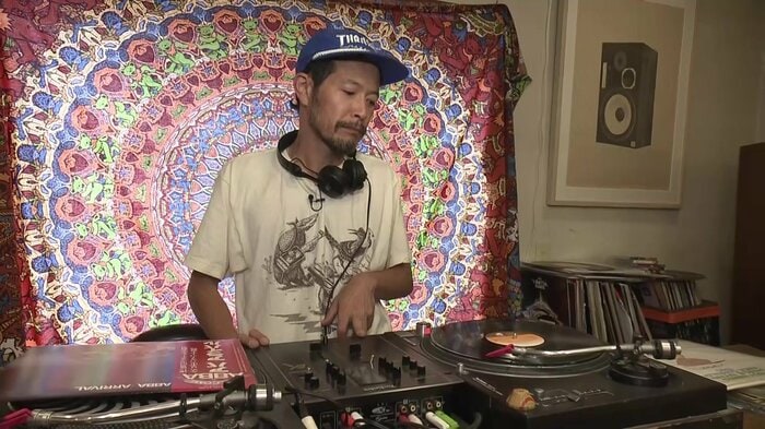 レコードをかける北村代表