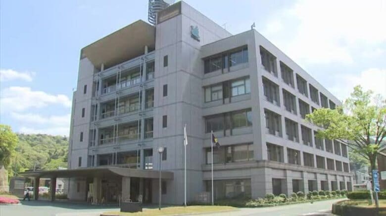 消火器まき散らしながら走行の二人乗り自転車　パトカー追跡中に車と衝突し1人意識不明　運転手は逃走｜FNNプライムオンライン