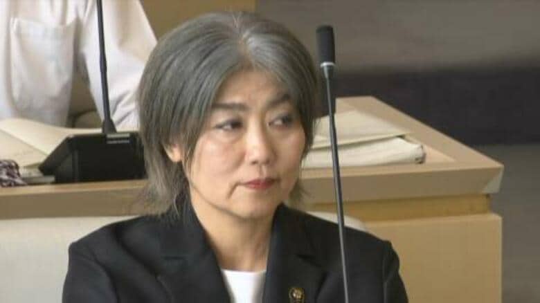 【速報】“学歴詐称”の田久保市長に対する辞職勧告決議案を可決　東洋大学「卒業」と記載も実際は「除籍」　「すぐに辞めることは市政に一層の混乱をもたらす」と主張も批判の声やまず　記者会見は応じない意向｜FNNプライムオンライン
