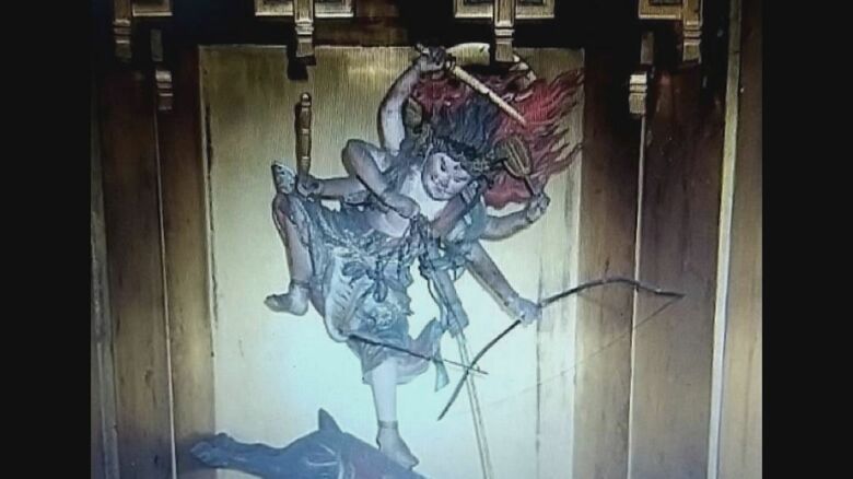 土足で侵入する男が映像に…寺の本堂から江戸時代に作られた「摩利支天像」盗難か 住職「数千万円かも」｜FNNプライムオンライン