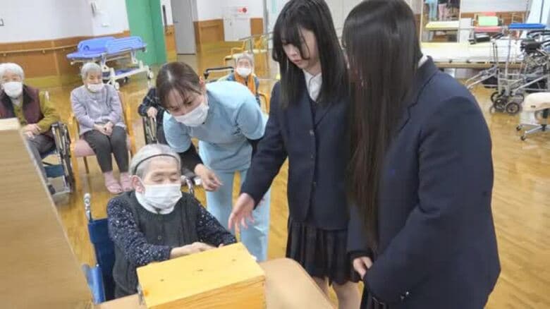 介護施設のお年寄りに「元気」と「やる気」を　敦賀の高校生が“手作り”のリハビリサポート器具を寄贈　4カ月かけて製作　福井　｜FNNプライムオンライン