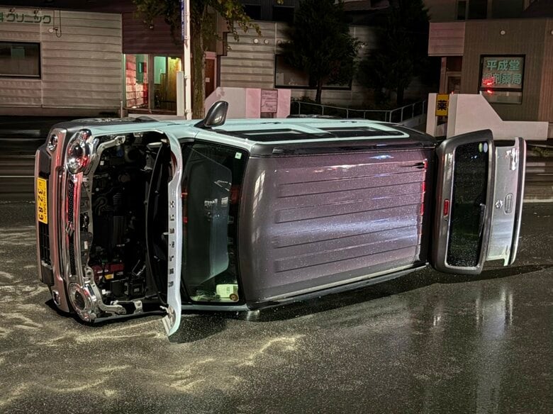 軽乗用車が横転”ボンネット開く”…運転していた70代女性は軽傷―「中央分離帯に衝突か」＜北海道旭川市＞｜FNNプライムオンライン