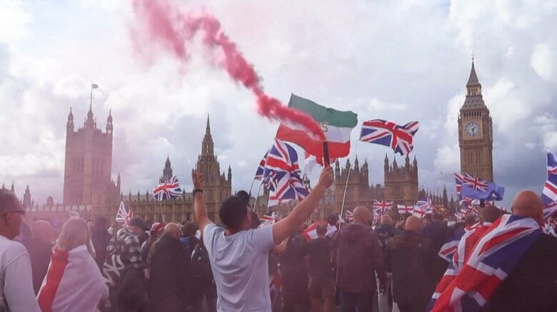 ロンドン中心部で大規模デモ「移民反対」と「差別反対」が一触即発　25人逮捕 警察官26人負傷｜FNNプライムオンライン