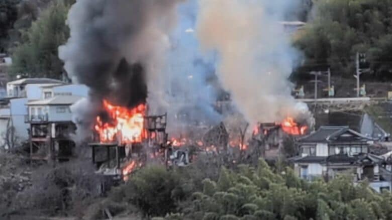 JR飯田線沿線で住宅など4棟燃える　一部列車に遅れ　電線にも延焼し一帯で電話不通に　NTTの復旧作業続く　火元の家に住む男性が軽いやけど｜FNNプライムオンライン