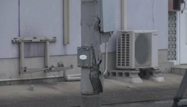 83歳男性が運転する車が信号柱に衝突したはずみで「下校中の小学生２人」に接触　１人は骨折の大けが　和歌山・岩出市の交差点｜FNNプライムオンライン