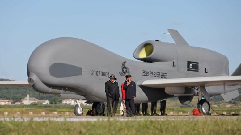 金正恩総書記が無人機の性能試験を視察…機体の前にたたずむ姿など写真公開　AI技術の強化や戦力の現代化を指示｜FNNプライムオンライン