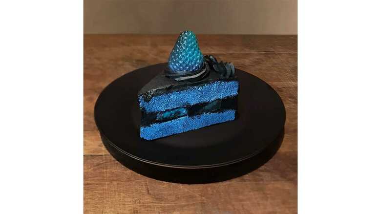 妹のために作った「青と黒の奇妙なケーキ」…色を反転させると“普通の色”に見えるから不思議｜FNNプライムオンライン