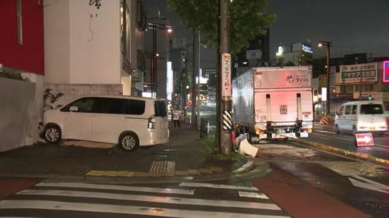 歩道にいた男性が下敷きに…一時停止無視の乗用車がトラックと衝突して歩道に乗り上げる 50代男性がケガ｜FNNプライムオンライン