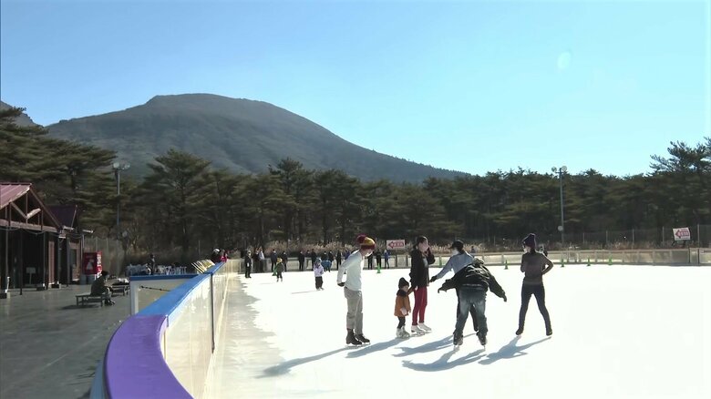 “日本最南端”のスケートリンク　県内外から多くの利用客…韓国岳をバックに滑走【宮崎発】｜FNNプライムオンライン