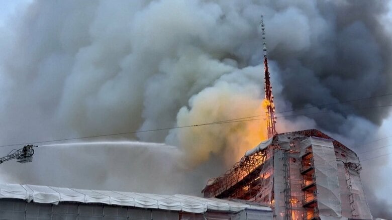 高さ56メートルの尖塔が崩壊…建設400年の“街の象徴”が焼け落ちる　コペンハーゲン｜FNNプライムオンライン