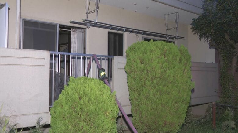 通報からは“無言で咳き込む音”…集合住宅で火事 部屋の一部が燃え40代位と70代位の女性2人が意識不明の重体｜FNNプライムオンライン