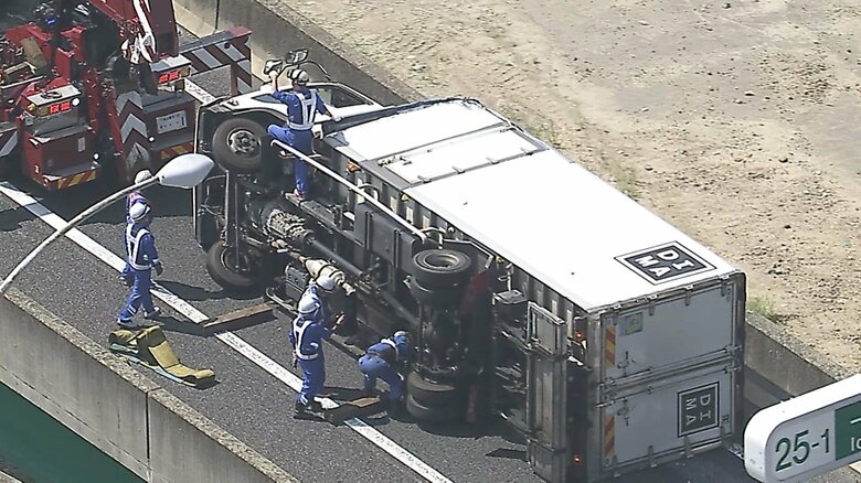 周辺で約4時間通行止めに…高速道路のJCTでトラックが横転し道をふさぐ 運転の男性は意識ありケガの程度軽く｜FNNプライムオンライン