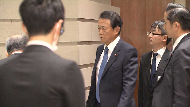 国家安全保障会議のため首相官邸に入る麻生副首相 1月8日
