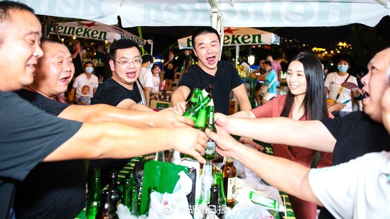大賑わいのビール祭りの屋台で盛り上がる人達(ウェイボより)