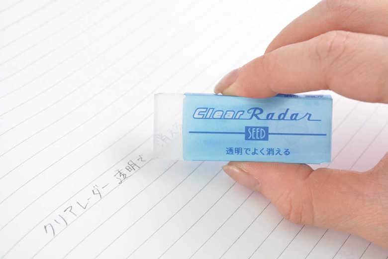 ノートに書かれた文字が消しゴムから透けて見える。(画像提供:SEED)