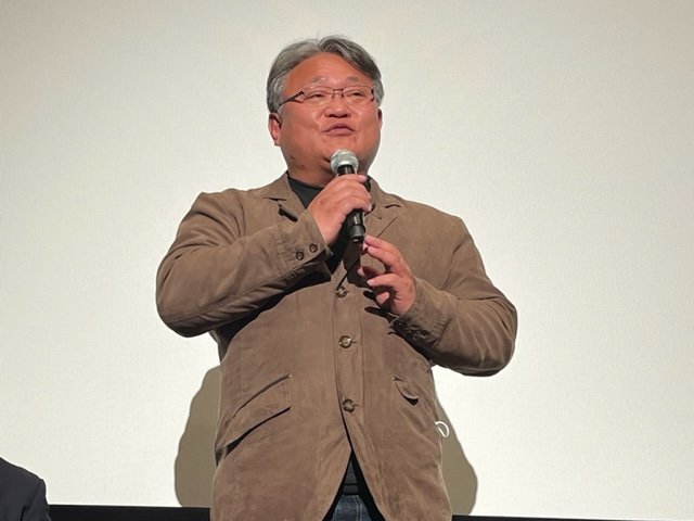「生きる」で舞台挨拶をする只野英昭氏(筆者撮影)。記録した映像は千ギガバイトに及んだ