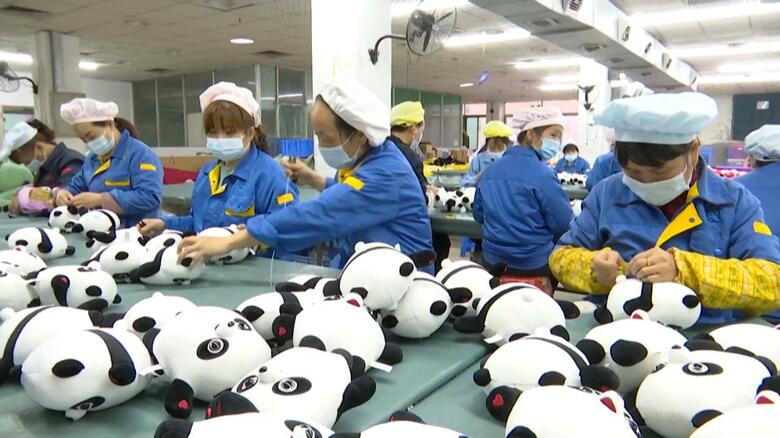 春節の期間中に中国・広東省の工場で急ピッチで生産されるビンドゥンドゥン
